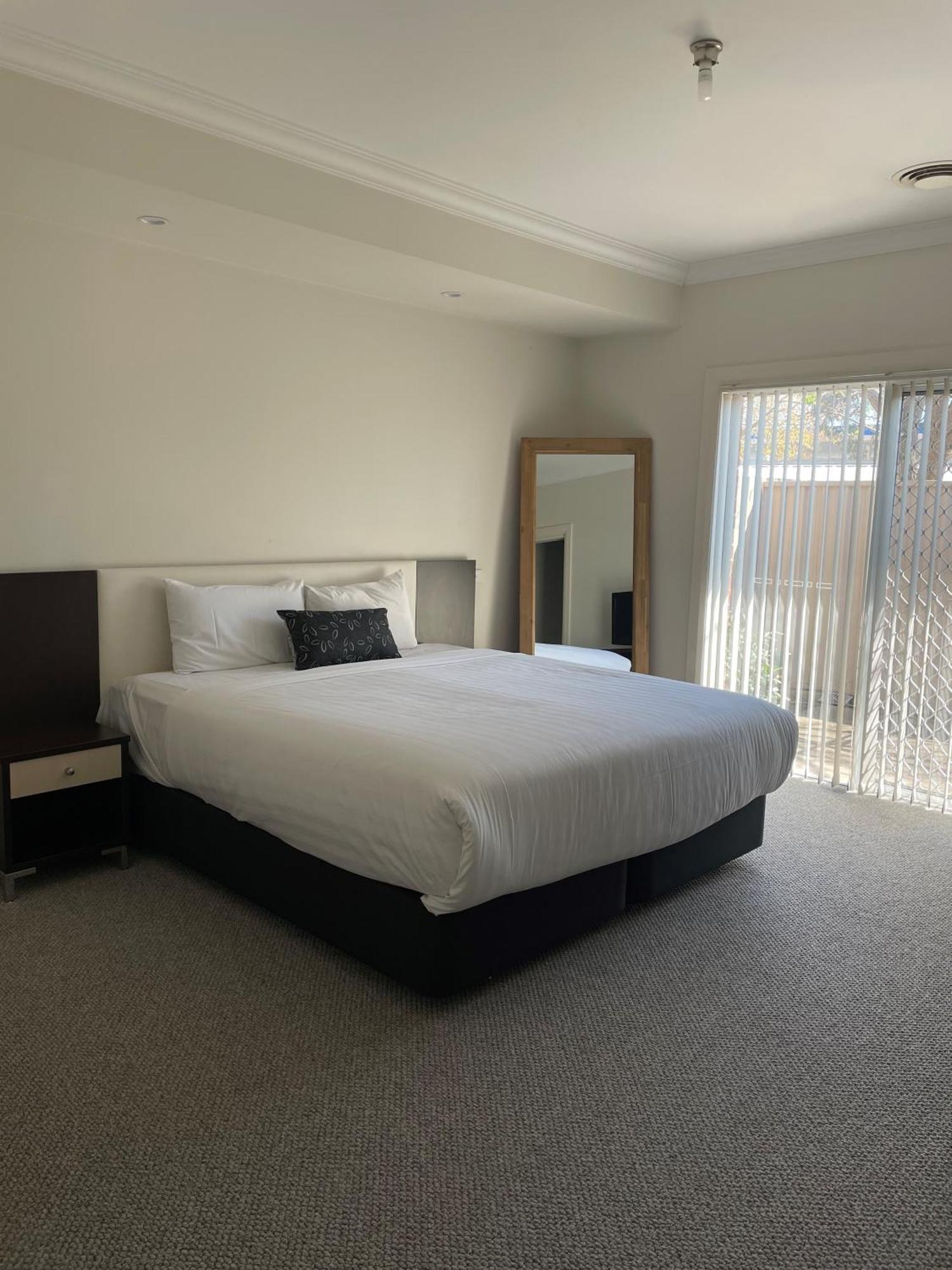 The Charles Hotel Wagga Wagga Exterior foto